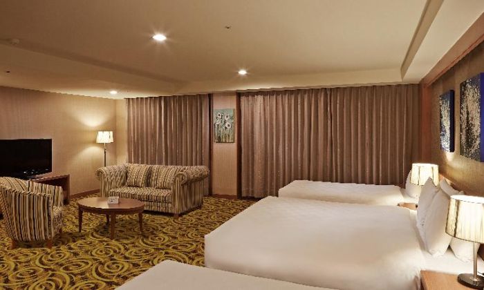 DELUXE FAMILY ROOM